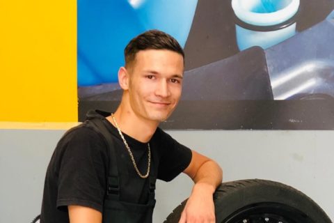 Gianluca, Lernender Reifenpraktiker, in der Werkstatt
