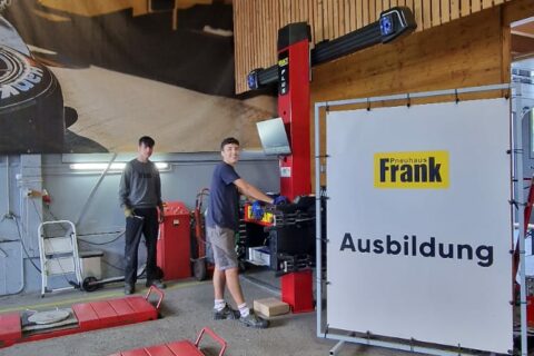 Lernender bei Servicearbeiten am Fahrzeug