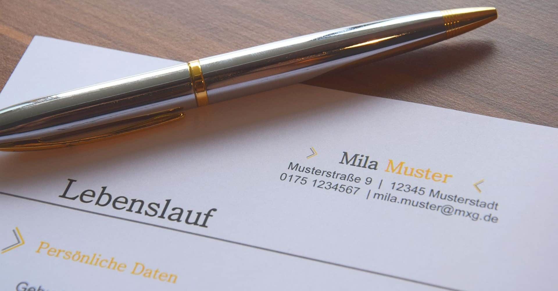 Bewerbungsunterlagen auf einem Tisch
