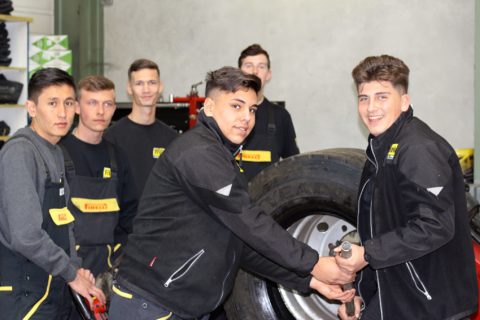 Lernende und Schnupper-Lernende von Pneu Frank bei der Arbeit an einem Lastwagenrad