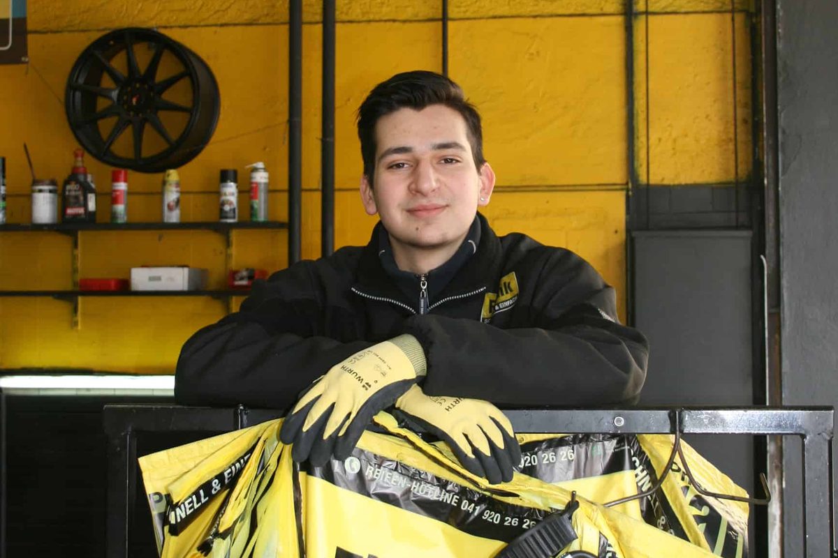 Stefano, Praktikant bei Pneu Frank, in der Werkstatt